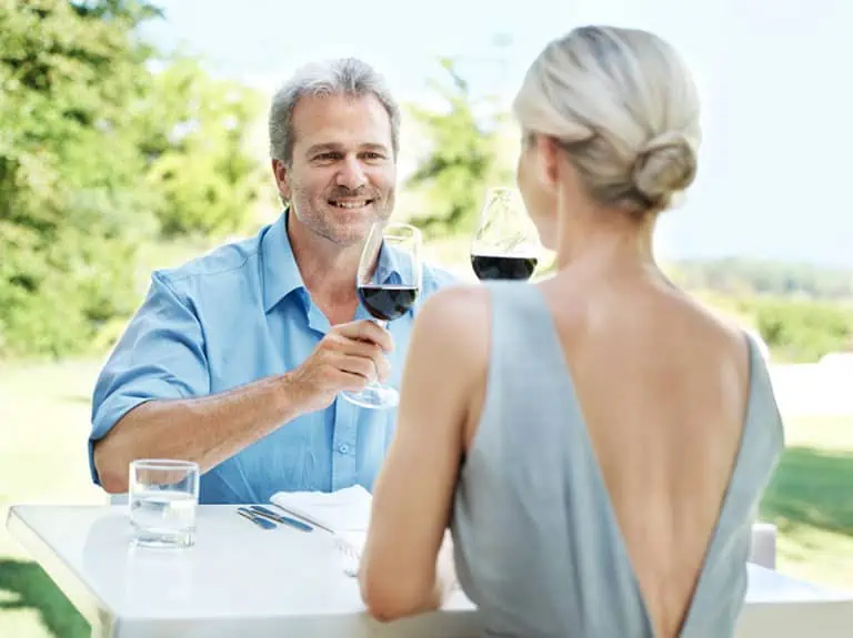 Чаша вино за подобряване на сексуалното здраве